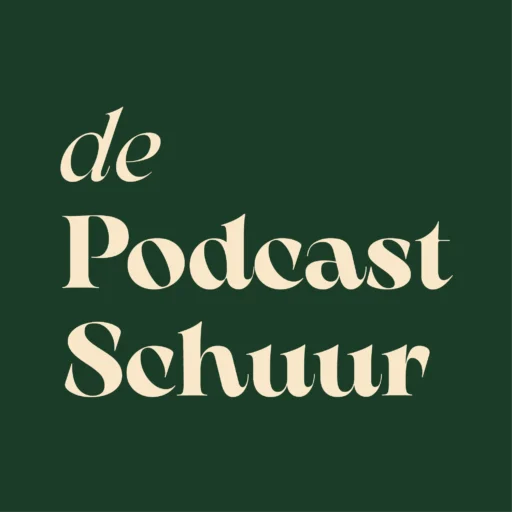 Groene achtergrond met daarop in beige gelige letters de Podcastschuur